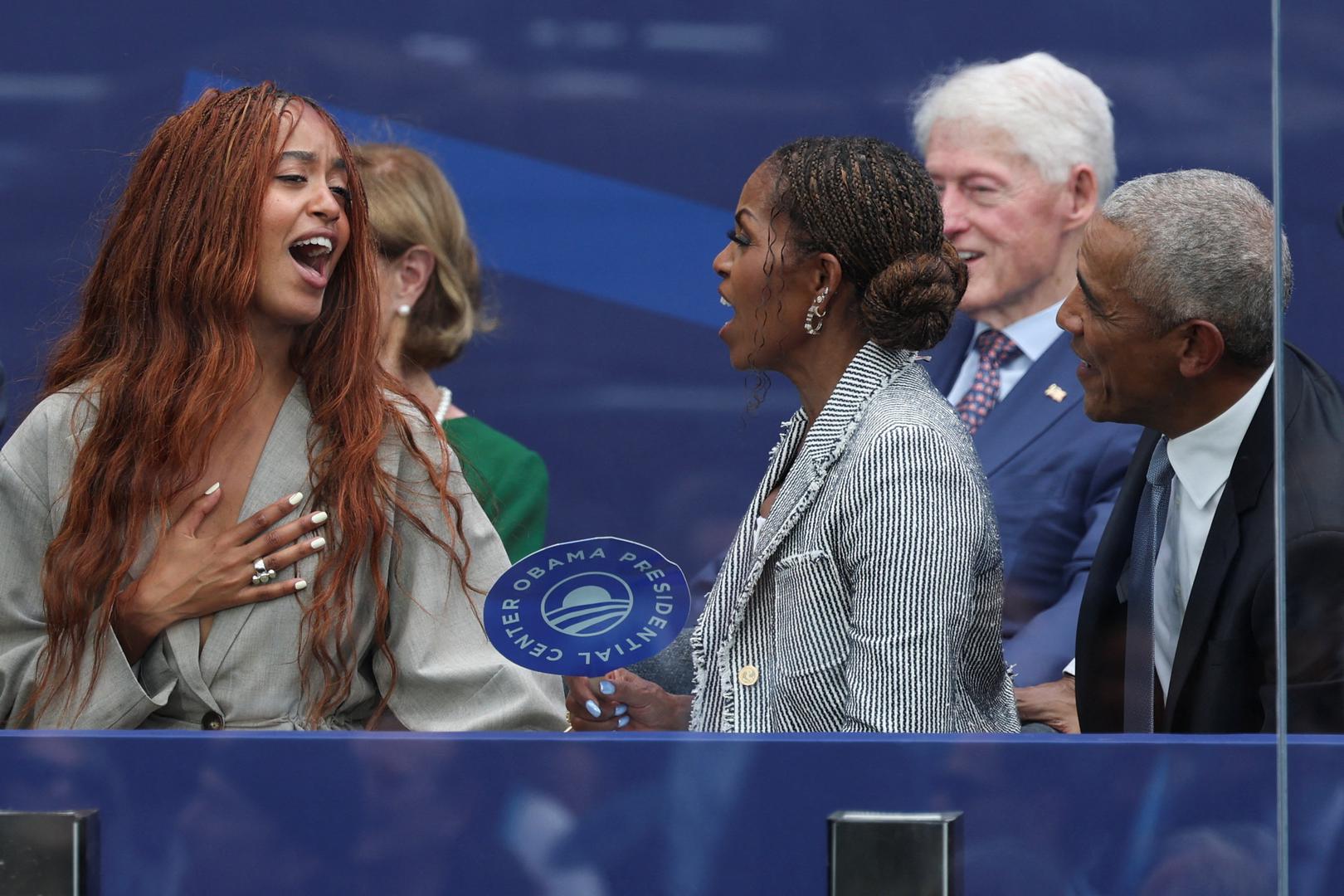 Da su i dalje vrlo povezane, otkrila je Michelle Obama još 2022. godine, kada je za časopis PEOPLE ispričala kako njezine kćeri zajedno žive u Los Angelesu.
