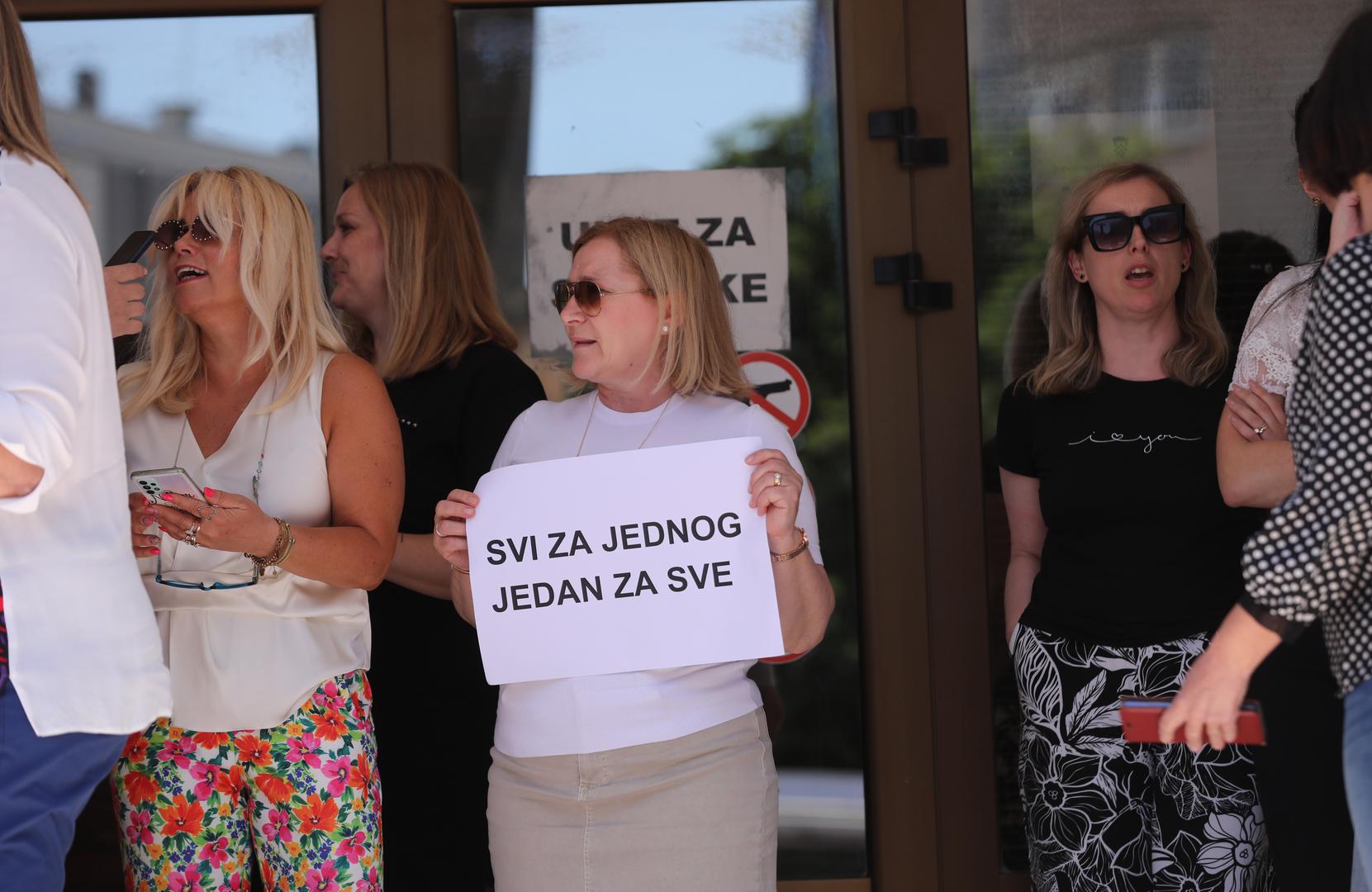 02.06.2023., Split -Djelatnici izisli s transparentima ispred zgrade splitskog Zupanijskog suda nezadovljni pokusajem da se strajk najavljen za ponedjeljak proglasi nezakonitim.  Photo: Ivo Cagalj/PIXSELL