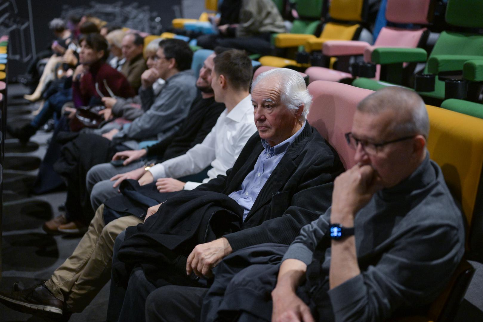 U "Svjetlima pozornice" se kroz nekoliko dekada te područja poput glazbe, filma, televizije, radija, tiska, književnosti i kazališta prati razvoj popularne kulture na našim područjima