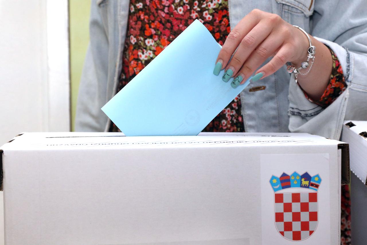 U Šibeniku otvorena birališta za drugi krug lokalnih izbora