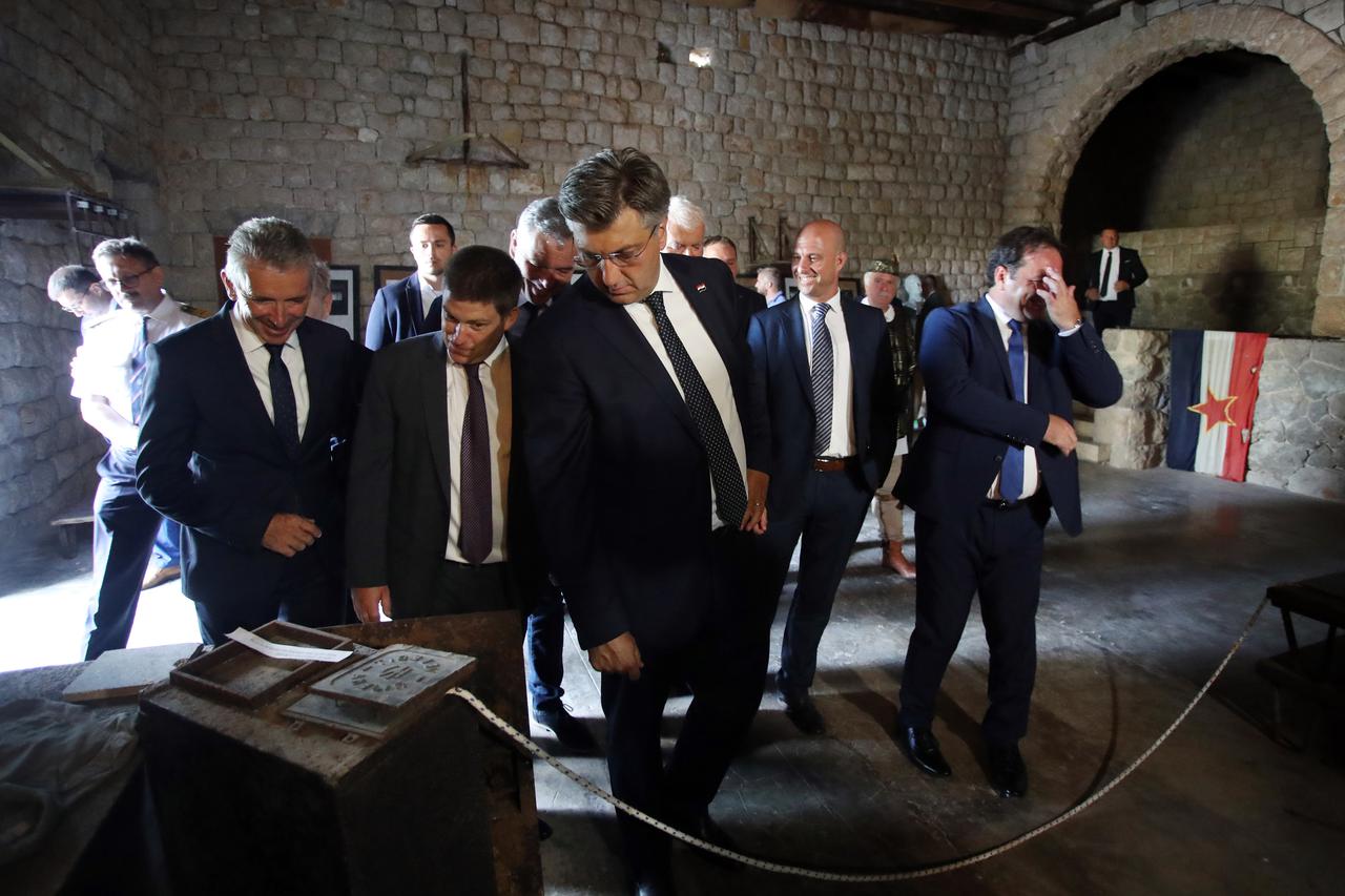 Premijer Plenković na Golom otoku odao počast žrtvama totalitarnih i autoritarnih režima