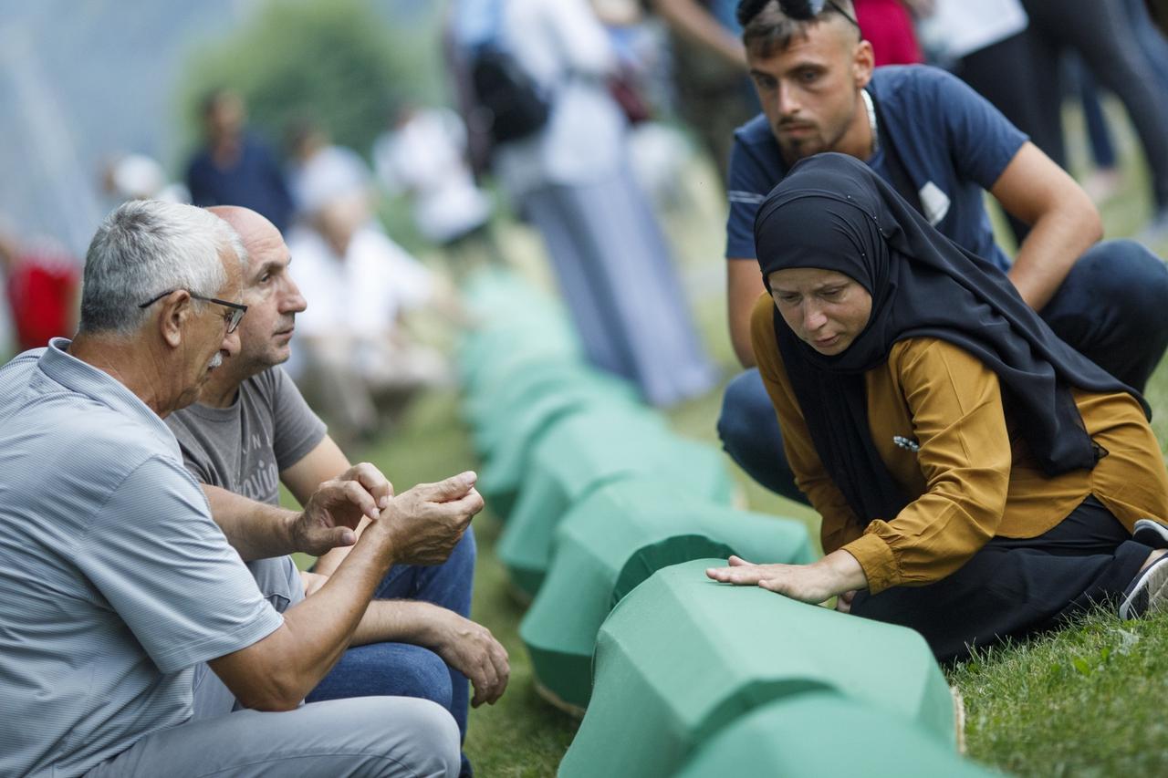 Potočari: Izneseni tabuti s posmrtnim ostacima 19 identificiranih žtava genocida  u Srebrenici