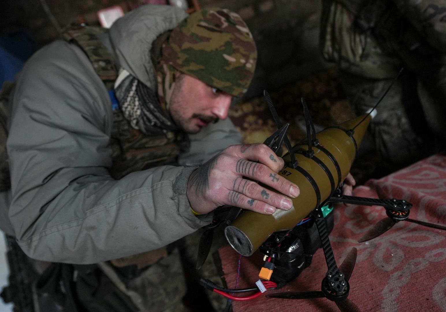 A Ukrainian serviceman of the Rarog UAV squadron of the 24th Separate Mechanized Brigade attaches a shell from an RPG-7 grenade launcher to a first person view (FPV) drone at a position near the town of Horlivka, amid Russia's attack on Ukraine, in Donetsk region, Ukraine January 17, 2024. REUTERS/Inna Varenytsia Photo: Stringer/REUTERS