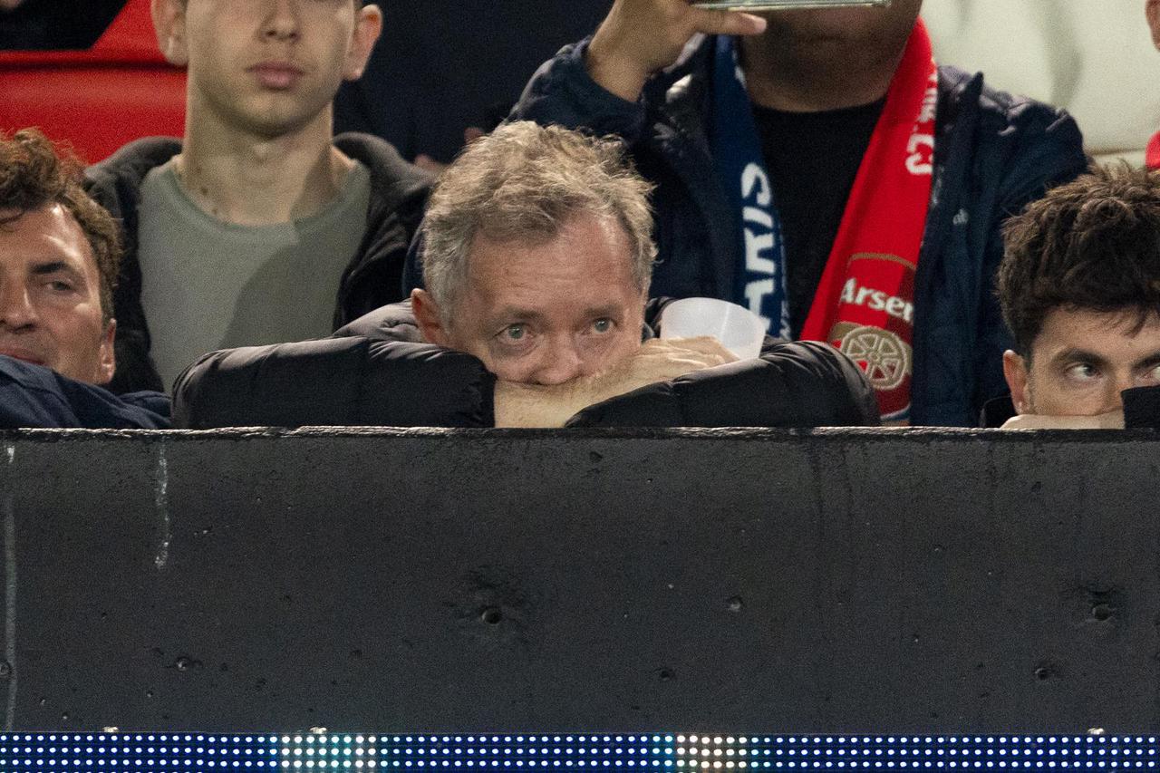 Piers Morgan na tribinama tijekom uzvratne utakmice Lige prvaka, PSG - Arsenal