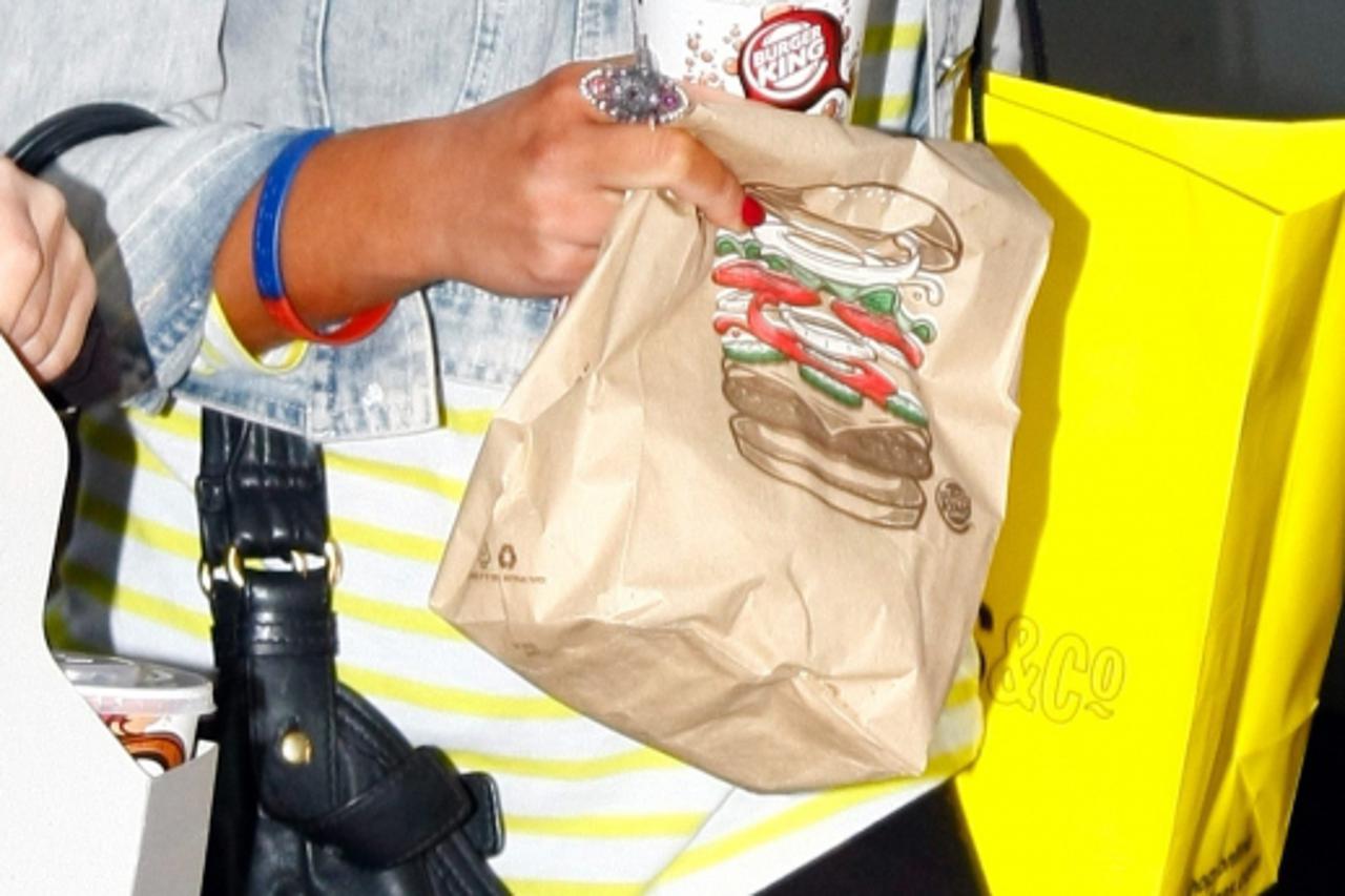 \'WORLD RIGHTS  Corrie star Brooke Vincent is spotted at Manchester train station with some friends and a Burger King meal in hand. The actress is also spotted having a smoke. Manchester, UK. 26/01/20