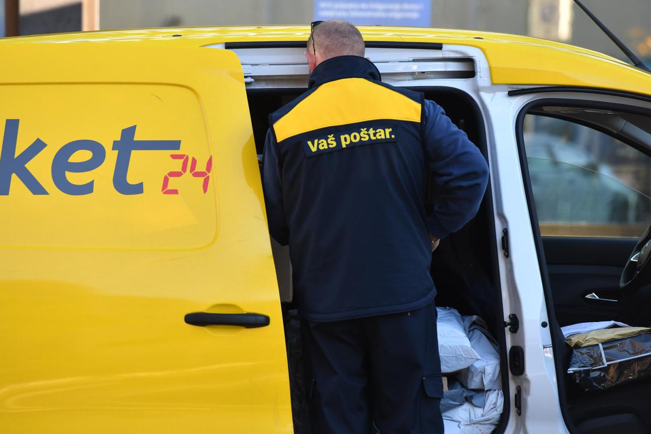 Šibenik: Zbog pove?anog broja narudžbi poštari u prosincu imaju pune ruke posla