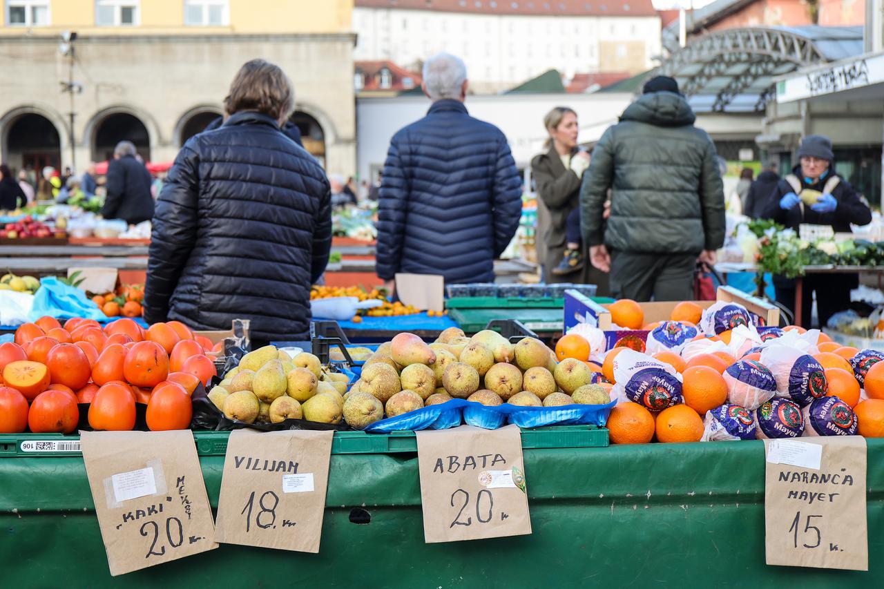 Zagreb: Na tržnici Dolac cijene  su posljednji dan izražene u kunama
