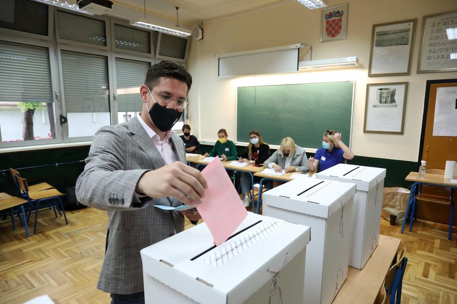 Zagreb: Kandidat MOST-a Zvonimir Troskot glasovao je na svom biračkom mjestu