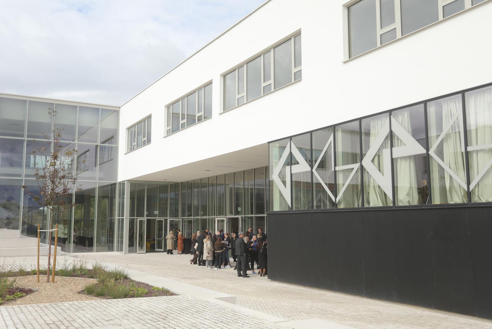 Izgradnja je sufinancirana sredstvima Nacionalnog plana oporavka i otpornosti u vrijednosti od 4,8 milijuna eura, a Ministarstvo znanosti i obrazovanja osiguralo je 500 tisuća eura za opremanje zgrade. 