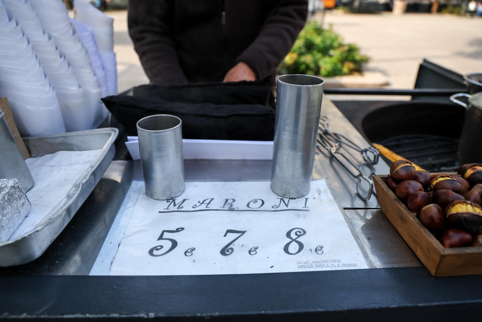 Kestenje pak nabavlja iz Italije. Domaćeg je sve manje, objašnjava, pa je do njega teško doći, a ovi su lijepi i ujednačeni, kaže, pa se dobro peku.