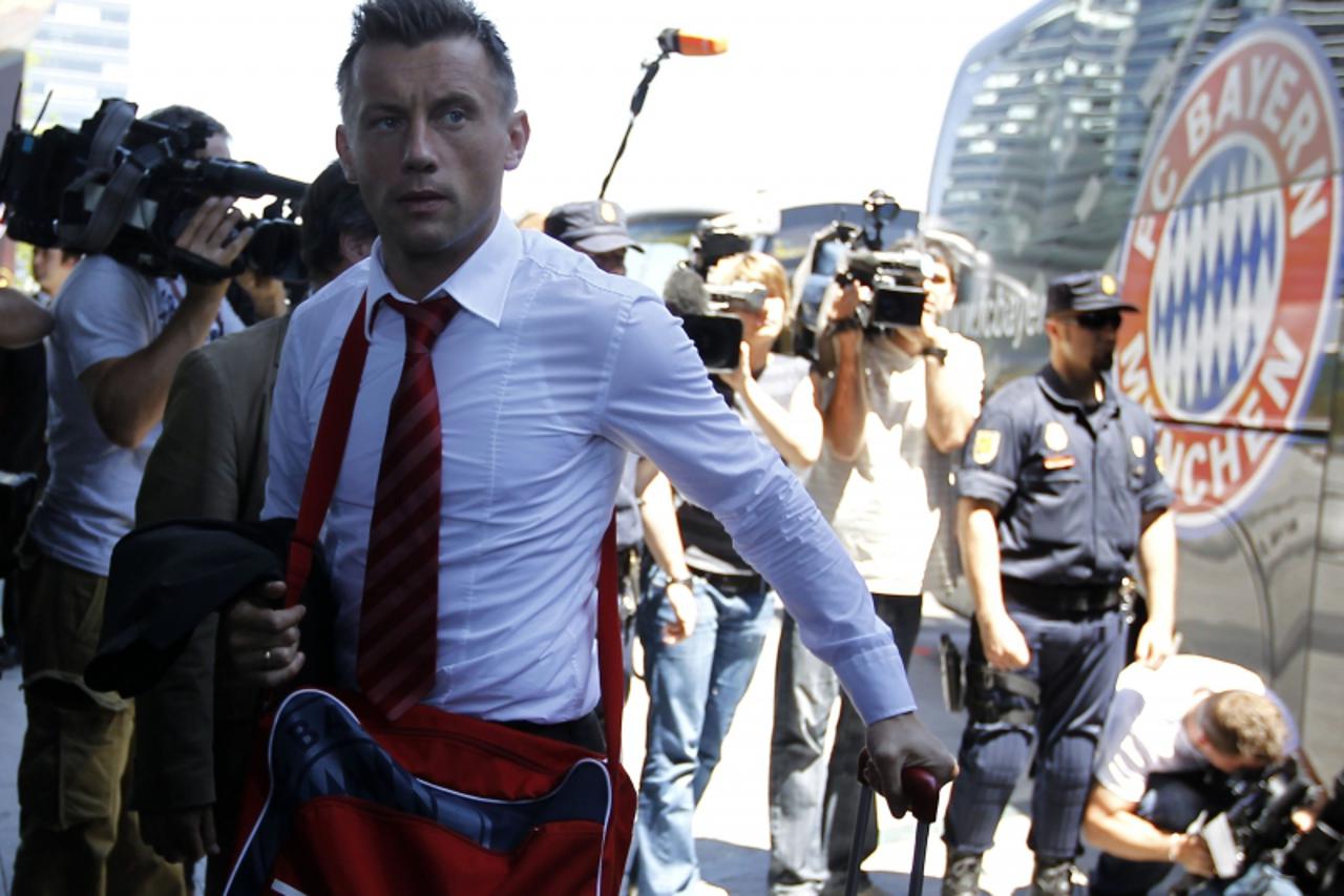 'Ivica Olic, Croatian striker of German soccer champion Bayern Munich arrives at his team\'s hotel in Madrid, May 20 , 2010. Bayern will play the UEFA Champions League Final against Inter Milan on Sat