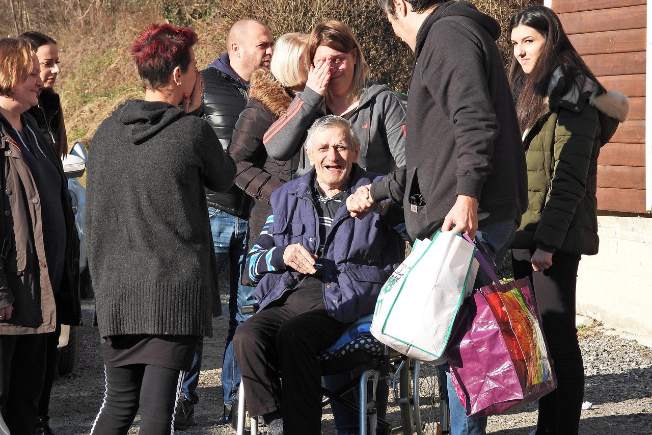 ećina od preostalih 40 korisnika “Zelene oaze” novi je, vjerojatno privremeni dom pronašla u državnom Domu za odrasle osobe Lobor-grad, a u selidbi je pomagala njegovateljica Marija Landripet (dolje desno)