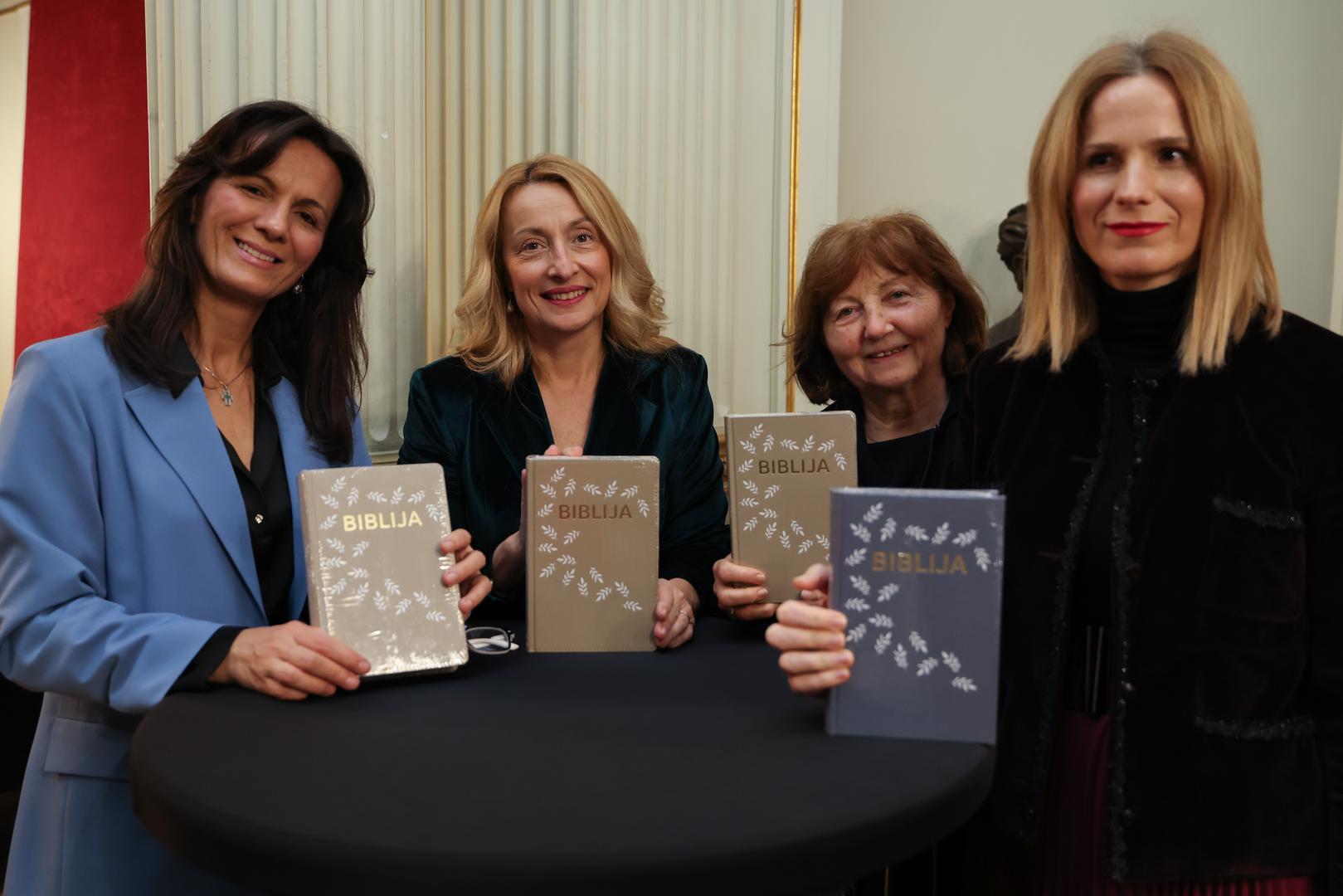 Ovo izdanje, koje po cijeni od 39 eura možete pronaći na policama knjižara, objavili su Hrvatsko biblijsko društvo iz Zagreba, splitska nakladna kuća Verbum i Naša ognjišta iz Tomislavgrada