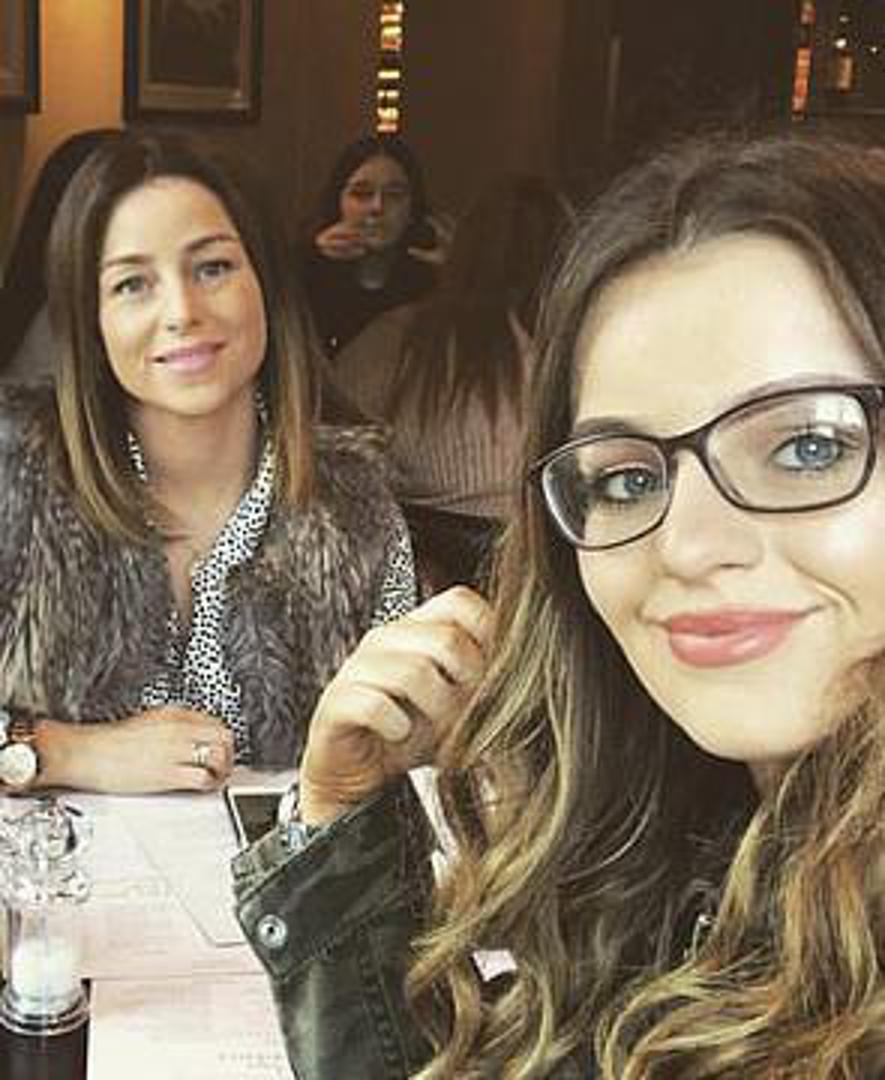 Jolieni prijatelji je prate na Instagramu, a dečki iz njezine škole stalno pratine njezine storyje na Instagramu, kaže.


