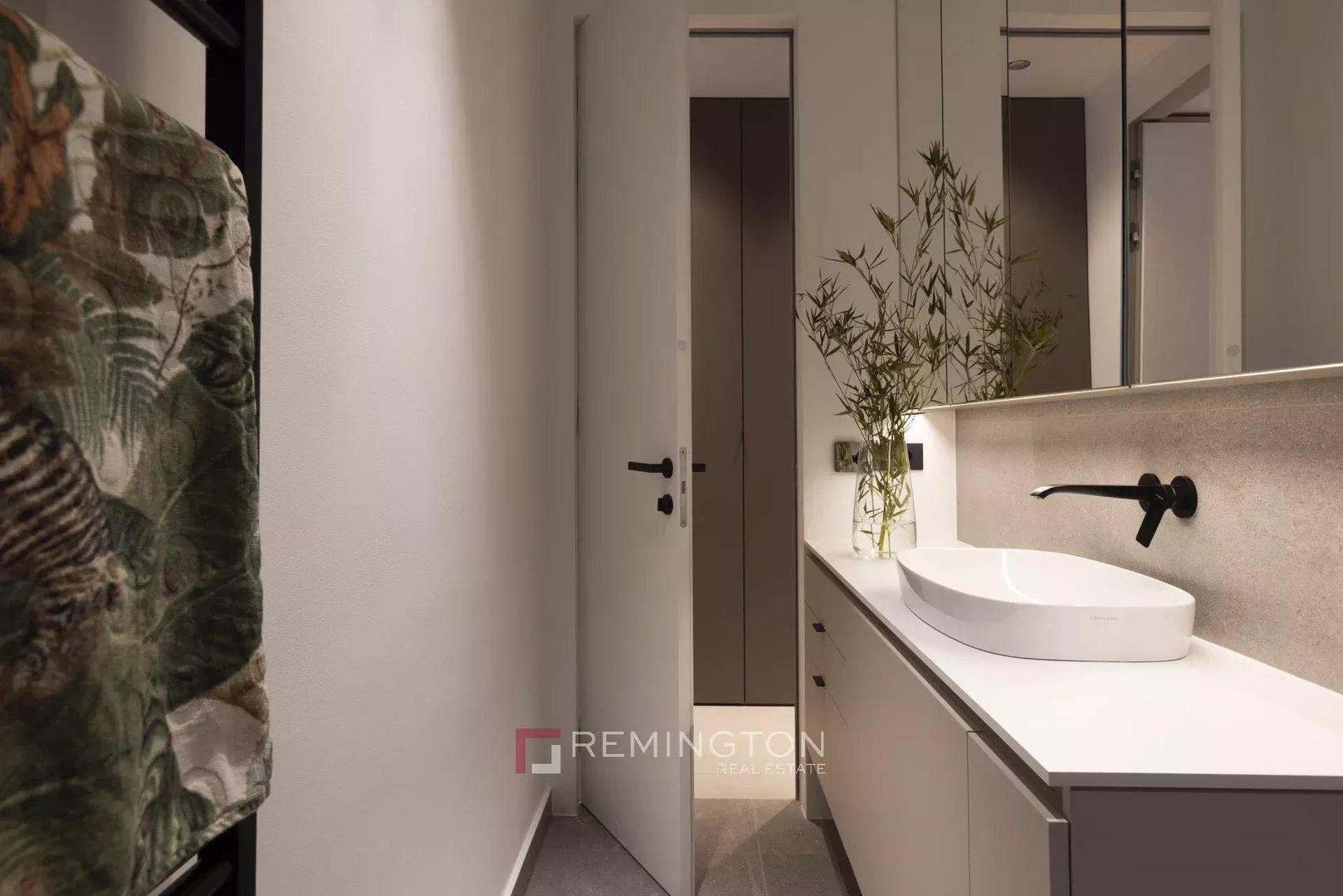 Lokacija nudi neposredan pristup bitnim sadržajima poput trgovina, restorana i šetnica uz more, što ovu nekretninu čini izvrsnim izborom za svakodnevni život ili kao apartman za odmor na otoku Krku.