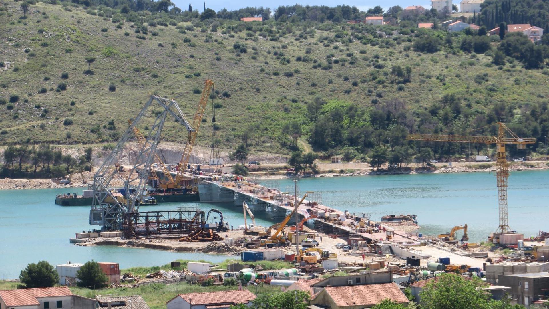Nešto više od tri godine od početka gradnje Čiovski most je napokon spojen. 