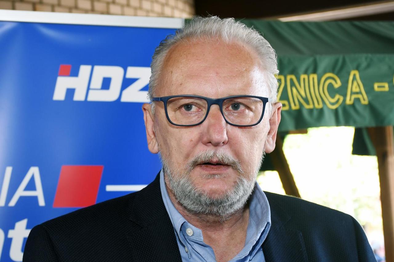 Sisak: Davor Božinović družio se s građanima na tržnici