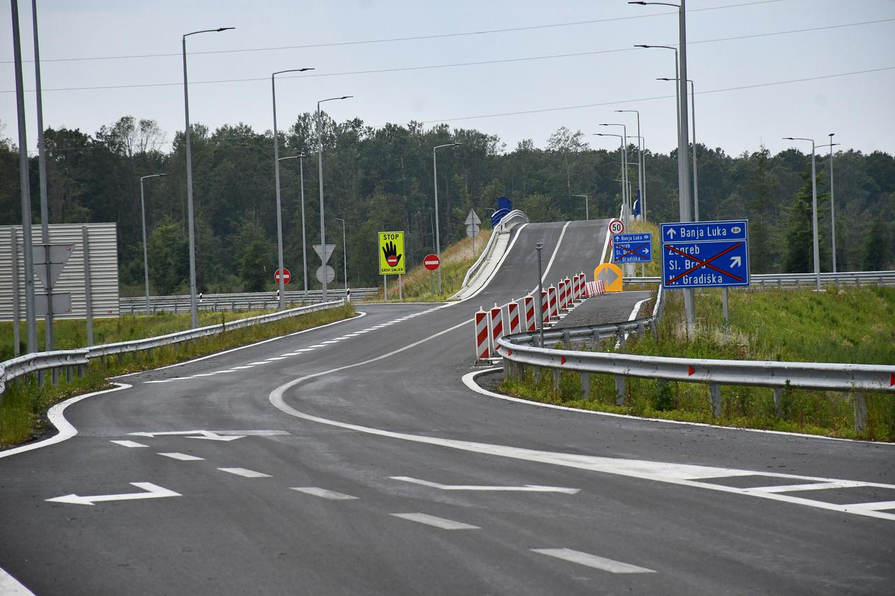 Cesta prema novom mostu u Staroj Gradiški mjesecima čeka otvorenje