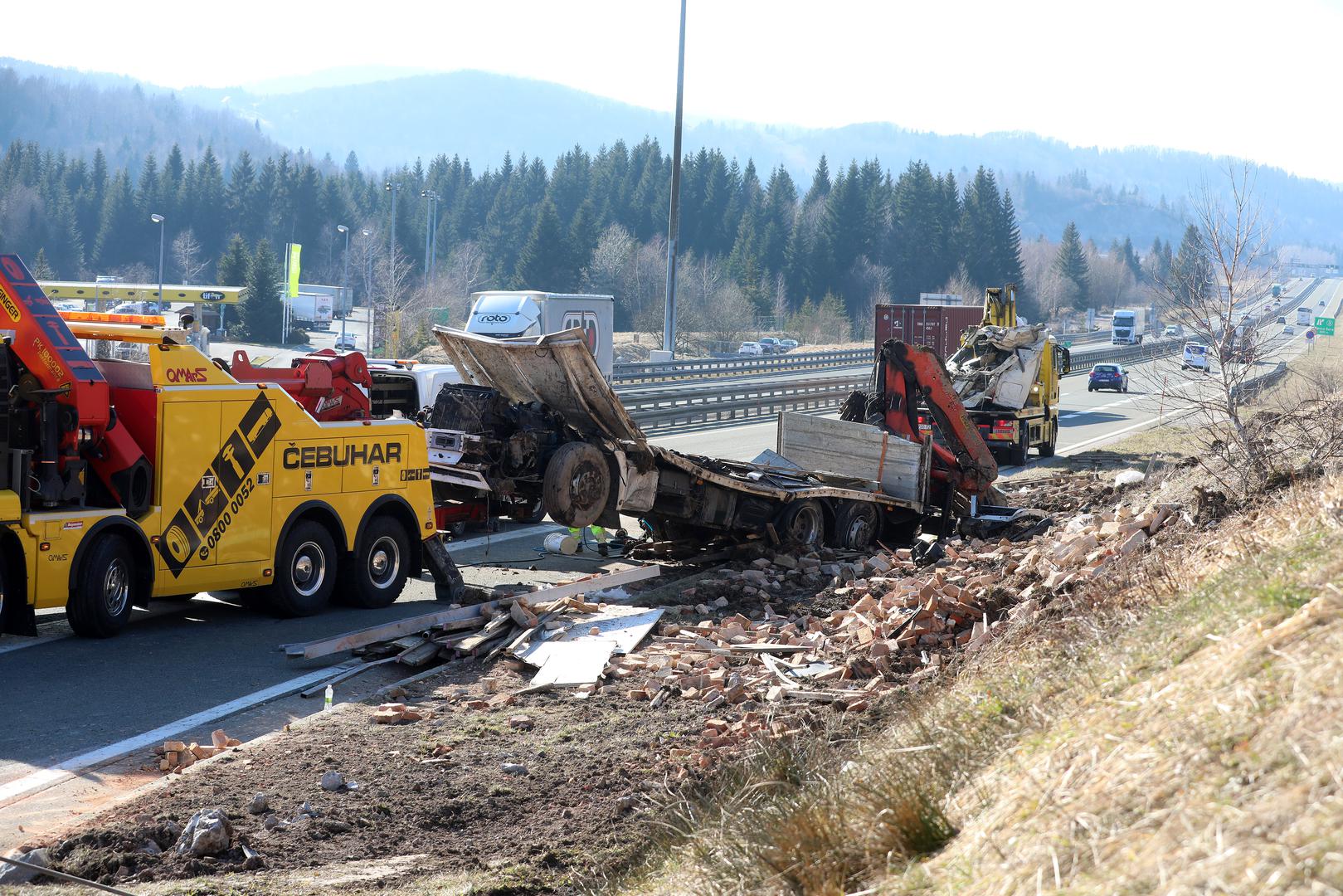 Stravična nesreća dogodila se na autocesti A6 u smjeru Rijeke kod odmorišta Kupjak (Ravna Gora). 