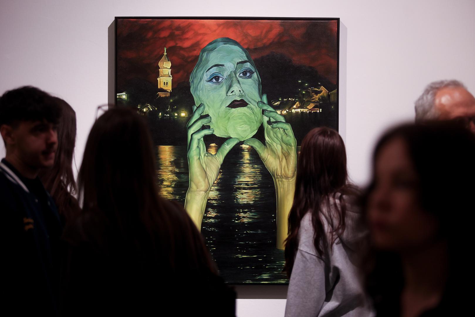 U Muzeju moderne i suvremene umjetnosti (MMSU) Rijeka u četvrtak je otvorena grupna izložba "Nebo se okreće - ovo nije još jedna izložba o nadrealizmu" koja okuplja tridesetak radova od minijaturnih reljefa i crteža do neizlaganih radova iz fundusa MMSU-a