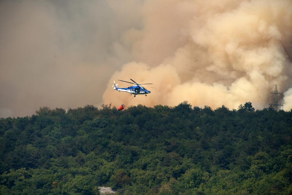 U slovenskom selu Lipa  u tijeku je  akcija gašenja požara