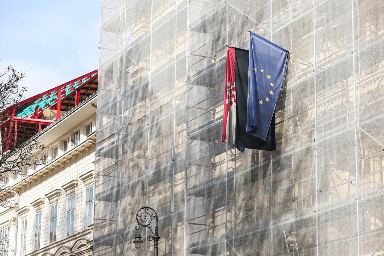 Zagreb: Izvješena crna zastava na pročelje zgrade Vrhovnog suda