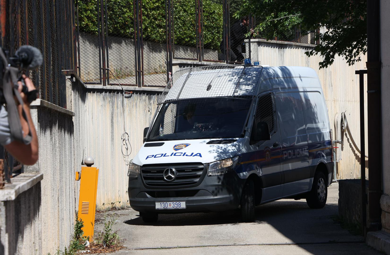Inače, iz PU šibensko-kninske potvrđuju da je osumnjičenik 2023. godine bio prijavljen Općinskom državnom odvjetništvu u Šibeniku zbog nedozvoljenog posjedovanja, izrade i nabavljanja oružja i eksplozivnih tvari. 