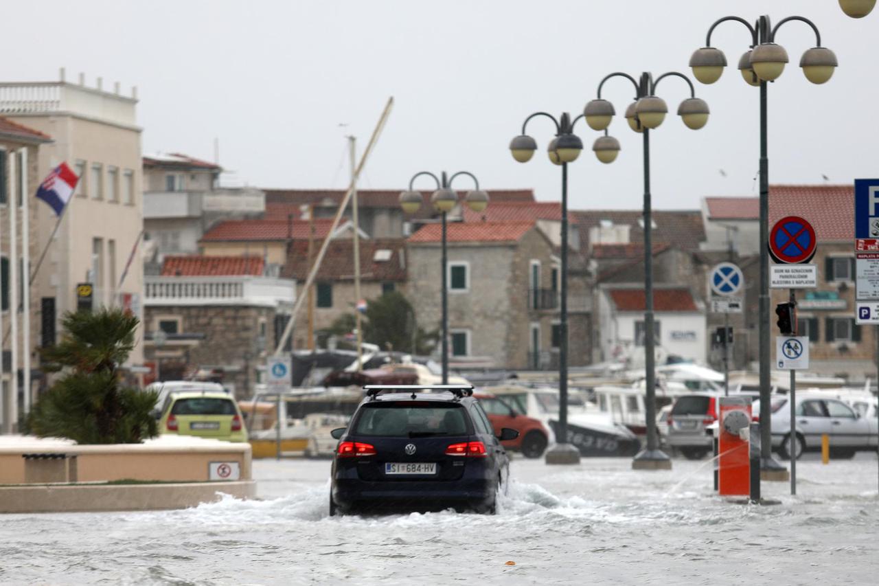 Vodice: Otežan promet uz more zbog jakog juga i valova 