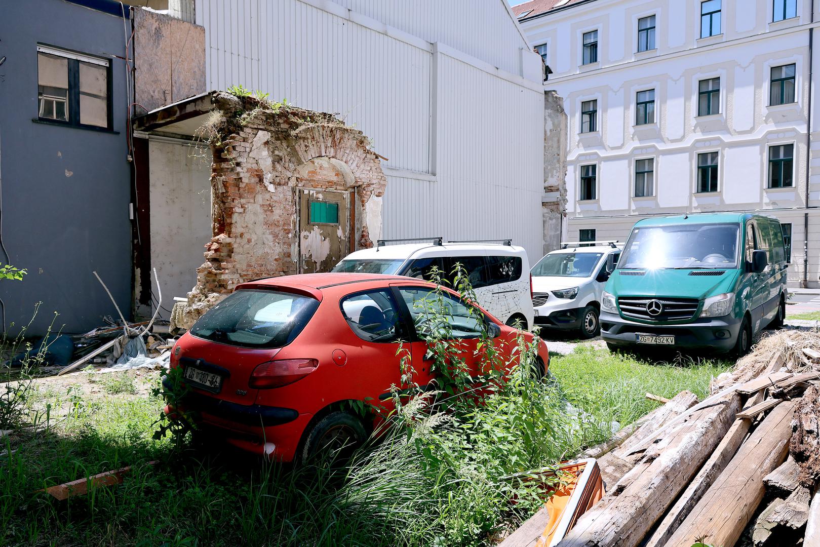 Optimalno bi bilo, predložili su, sagraditi novu zgradu, bilo stambenu ili poslovno-stambenu, a naravno moguće su i druge opcije, rekli su. 