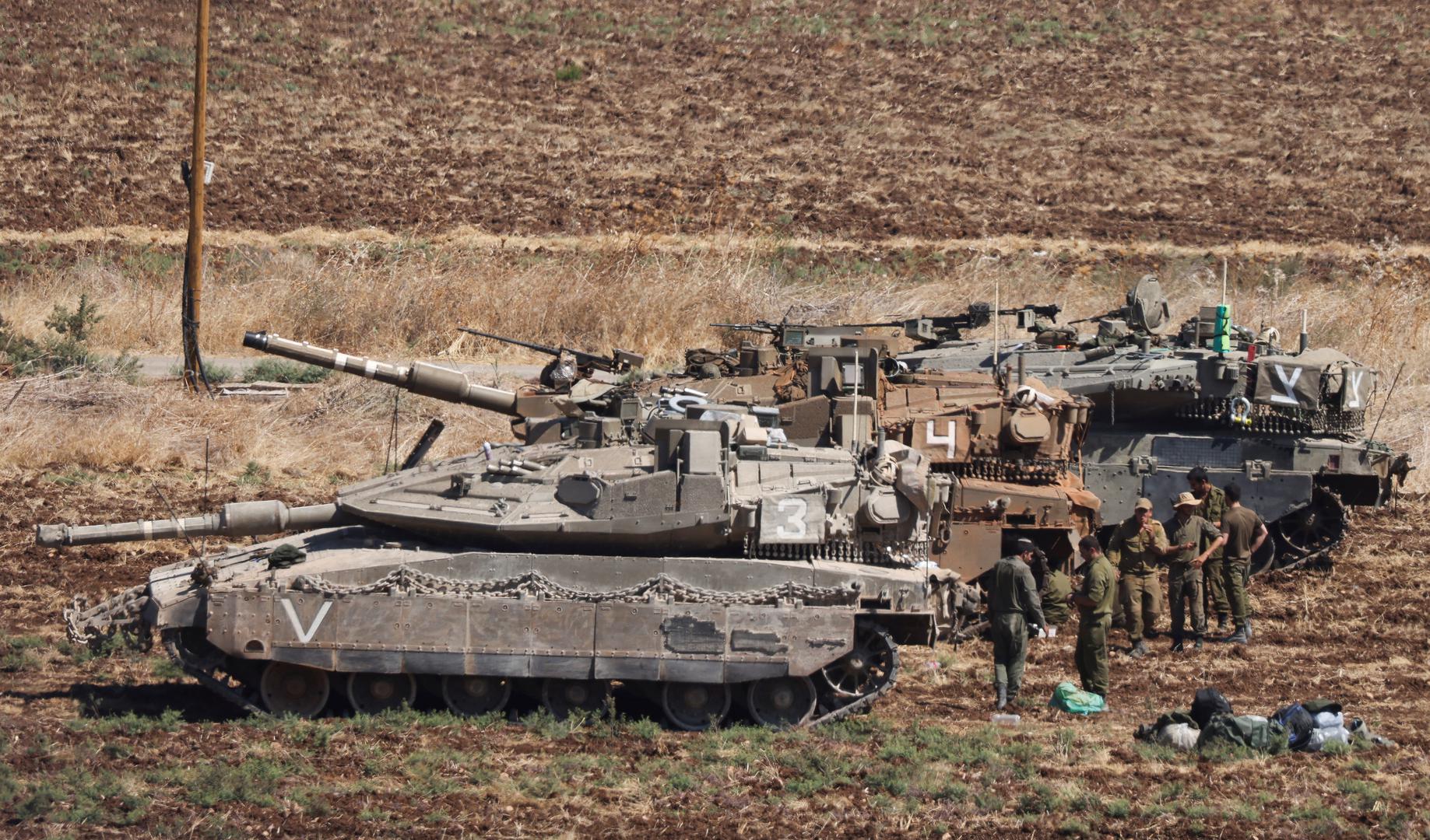 People stand next to Israeli Army tanks, amid cross-border hostilities between Hezbollah and Israel, in northern Israel, September 27, 2024. REUTERS/Jim Urquhart Photo: JIM URQUHART/REUTERS