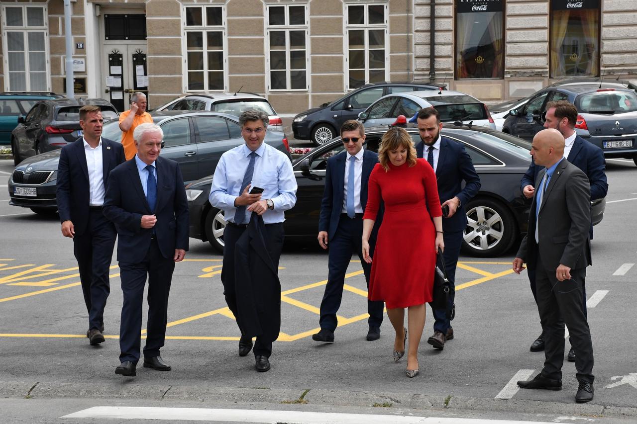 Požega: Andrej Plenković je kratko prošetao gradom i susreo se s gradjanima