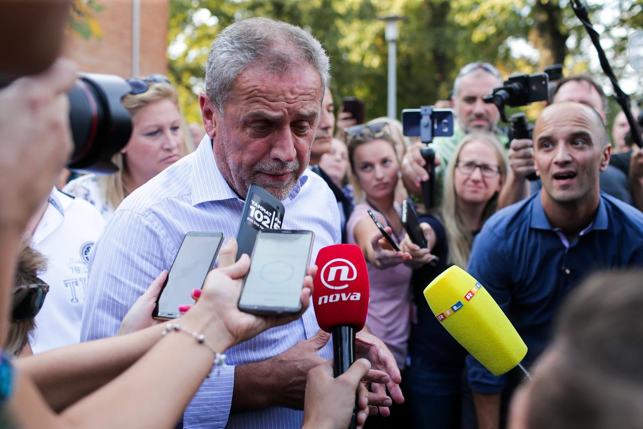 Zagreb: Bandić izviždan na prosvjedu u Vukomercu, oštetili mu i auto