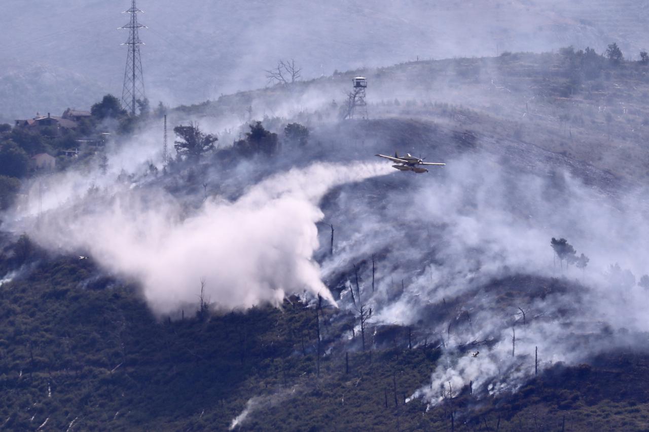 Split: Gašenje požara na Žrnovnici iz zraka zbog miniranog i nepristupačnog terena 