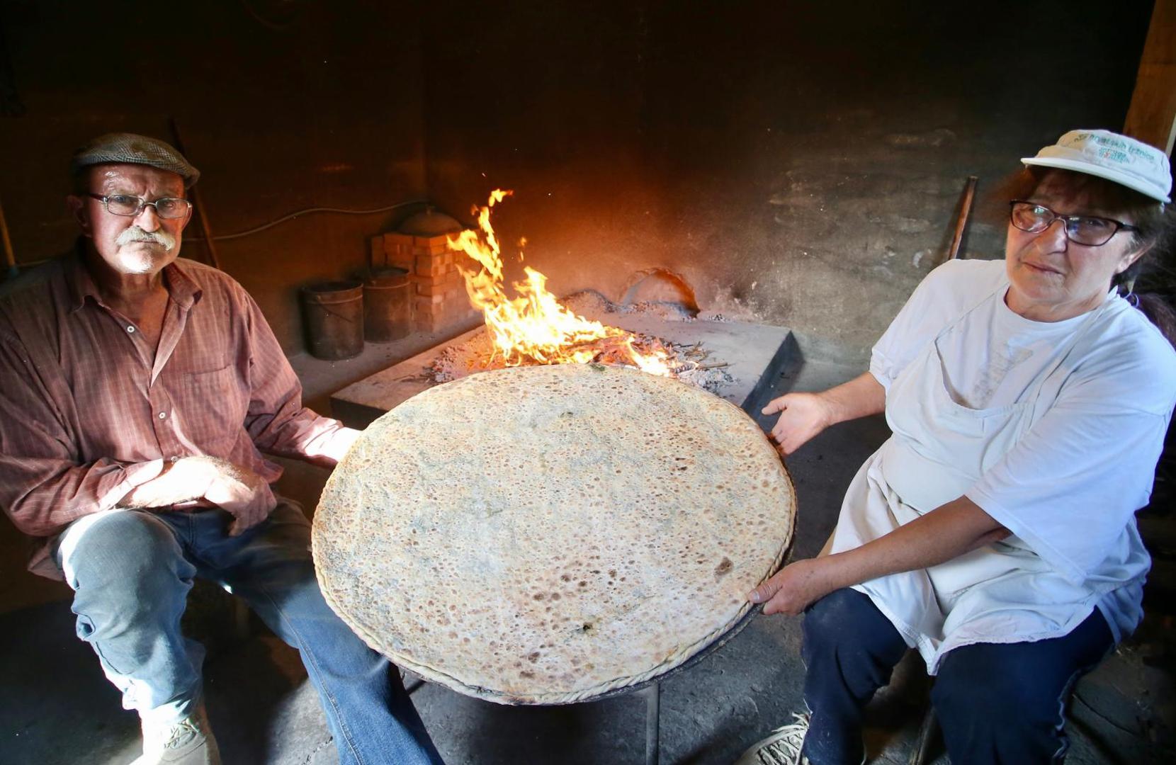09.06.2020., Zvecanje - Bracni par Milicevic, Ruzica i Nikola, na tradicionalan nacin pripremaju i peku poljicki soparnik. Photo: Ivo Cagalj/PIXSELL