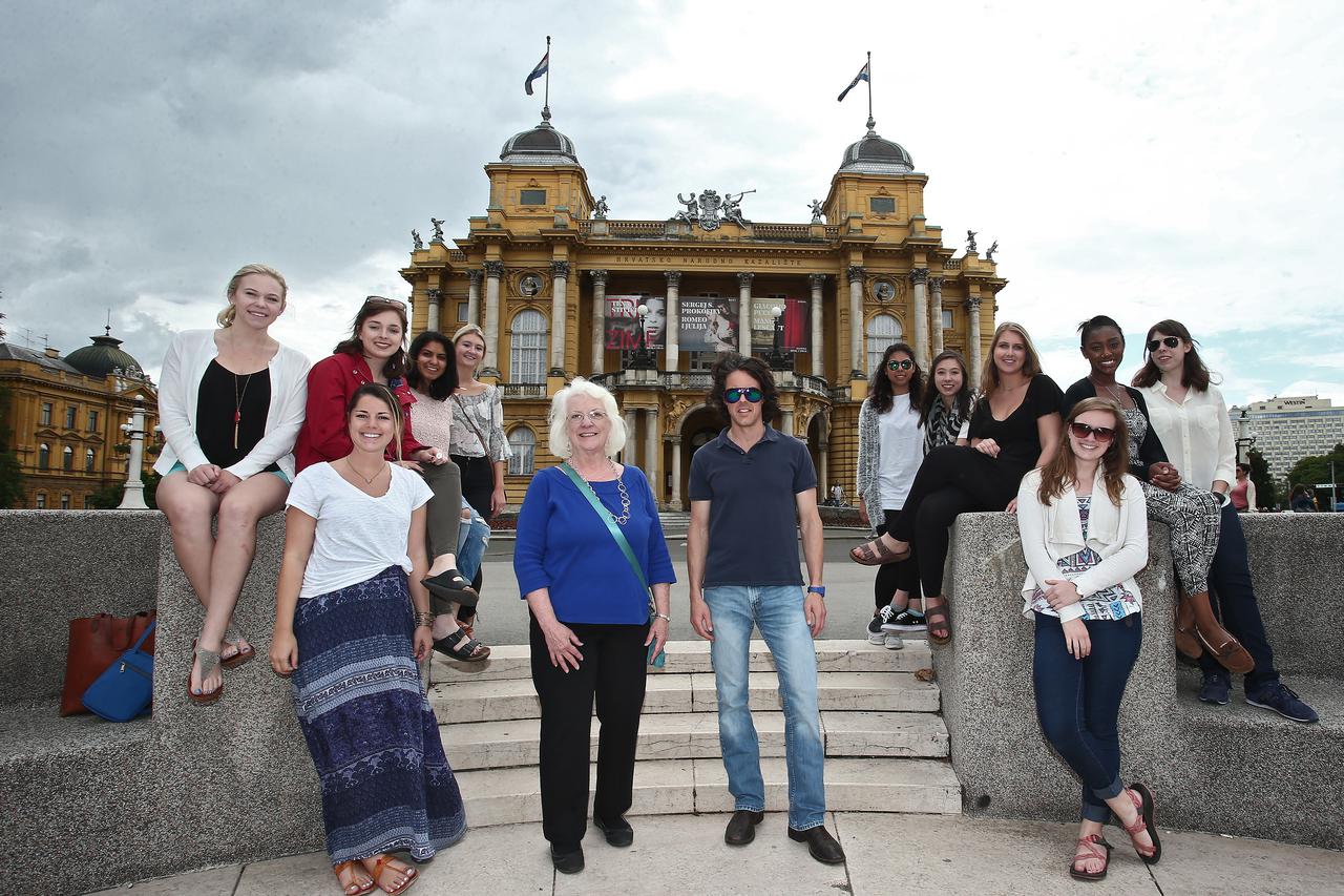 24.05.2016., Zagreb - Studentice novinarstva americkog sveucilista Georgia i njihovi profesori Alex Crevar i Leara D. Rhodes u setnji zagrebackim ulicama. Photo: Sanjin Strukic/PIXSELL