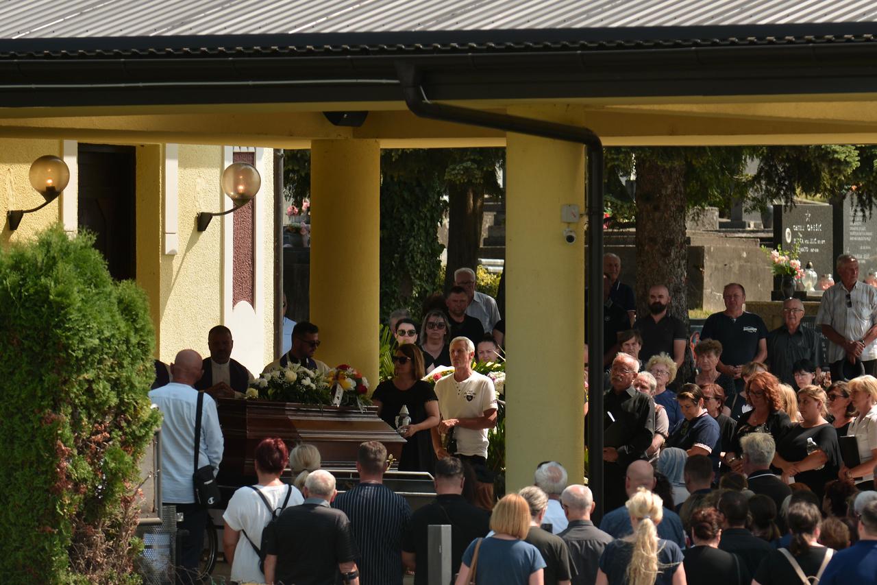 Daruvar: Sprovod poginulog njegovatelja Damira Fijale 