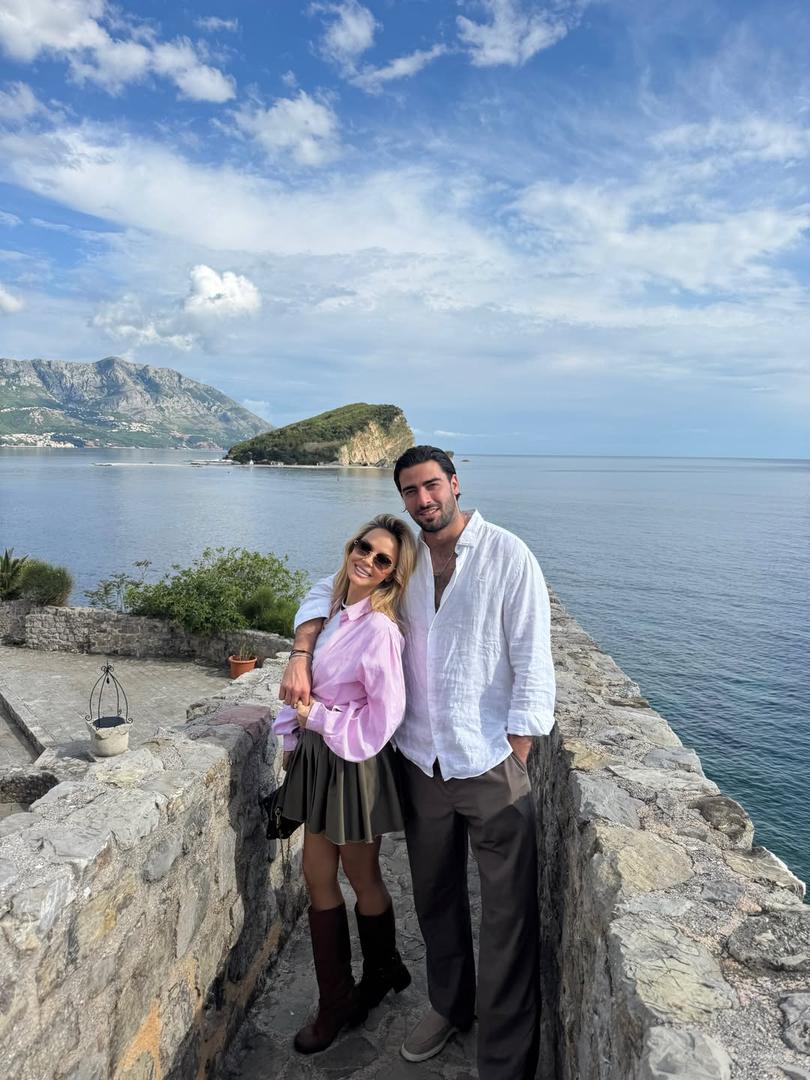 Pjevačica Maja Šuput i Gospodin Savršeni Šime Elez posljednjih dana uživali su u ljepotama crnogorskog primorja, a zajedničke trenutke dijele s obožavateljima na društvenim mrežama. Nakon što je Šime otkrio da je Maju upoznao s bliskim prijateljem, Milanom Markovićem, sad je pjevačica na svom Instagramu objavila galeriju fotografija iz Budve.