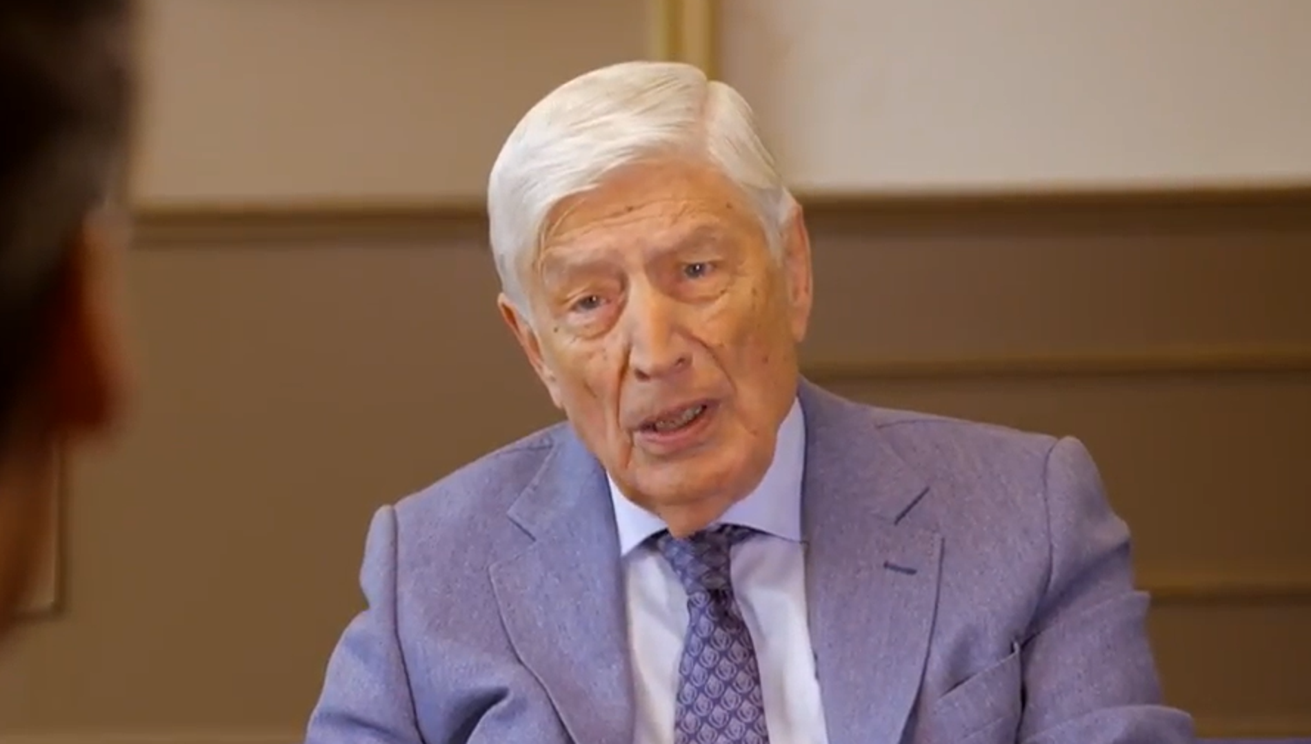Van Agt je bio nizozemski premijer od 1977. do 1982. godine. Nakon političke karijere osnovao je organizaciju The Rights Forum, posvećenu pitanjima ljudskih prava i izraelsko-palestinskog sukoba.