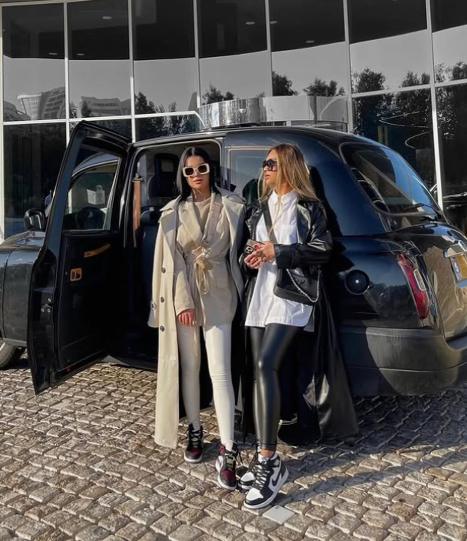 Fenomen je svjetsku pažnju privukao još prije desetak godina putem Instagrama, kada su se pojavili profili na kojima su mladi Iranci pozirali s Rolex satovima, sportskim automobilima i vilama.