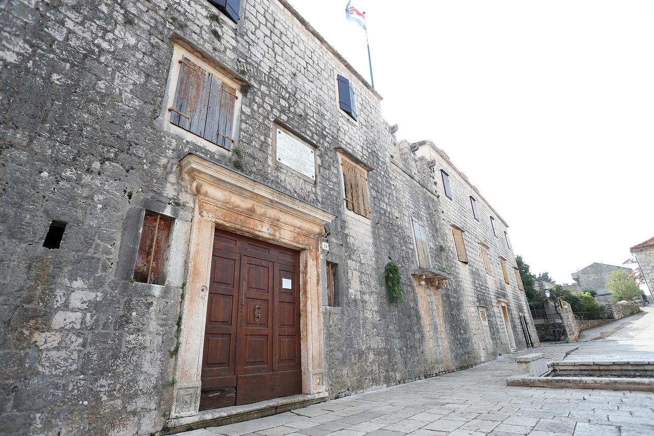 Stari Grad: Tvrdalj Petra Hektorovi?a