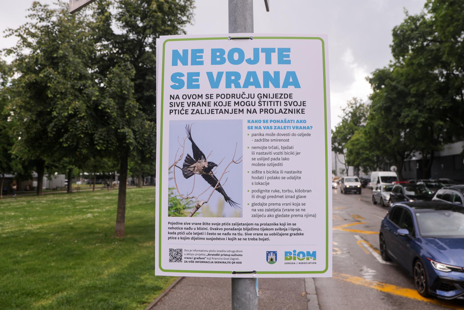 Prije nekoliko dana na tri lokacije po Zagrebu osvanule su table na kojima je pisalo "Pazite se vrana", no iz udruge BIOM , koja ih je postavila, sad su promijenili ton poruke. Zato se, primjerice, na Tuđmancu nalazi znak na kojem piše "Ne bojte se vrana". 