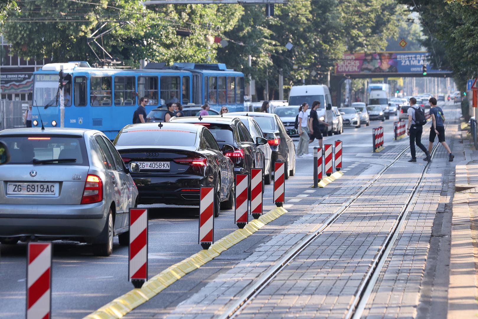 Nakon što su u petak osvanuli kod Veslačke ulice, žuti separatori stigli su i u ostatak Savske. Fotoreporter Pixsella Patrik Macek snimio ih je kod Studentskog centra, gdje je promet najgušći.