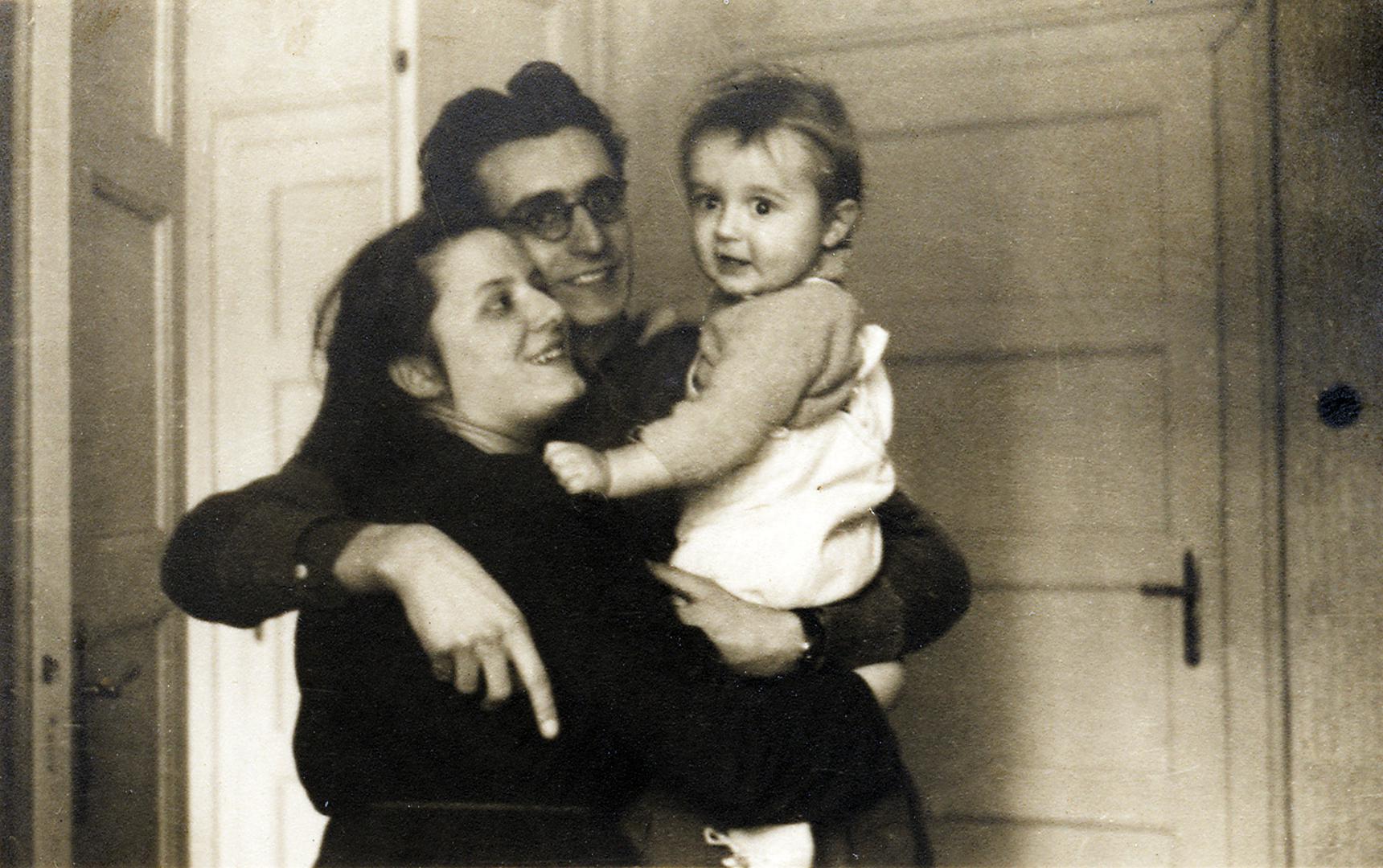travanj 1947. – mladi bračni par Tuđman u Beogradu s prvim djetetom, sinom Miroslavom koji se rodio 25. svibnja 1946., točno godinu dana poslije vjenčanja svojih roditelja, a ime je dobio po Krleži