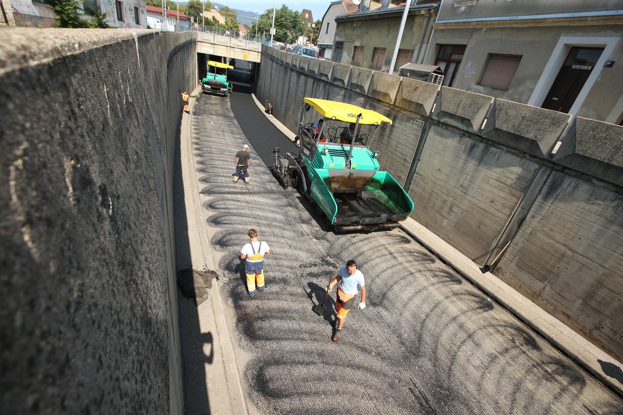 30.08.2016., Zagreb - Gradjevinski radovi na kolniku u Selskoj cesti na potezu od ulice baruna Filipovica i Zagorske ceste. U tijeku je asfaltiranje pothodnika i zavrsetak radova na vrelovodu. Photo: Robert Anic/PIXSELL