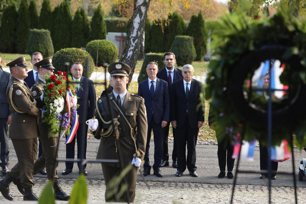 Zagreb: Izaslanstvo Hrvatskog sabora položilo vijence na Mirogoju