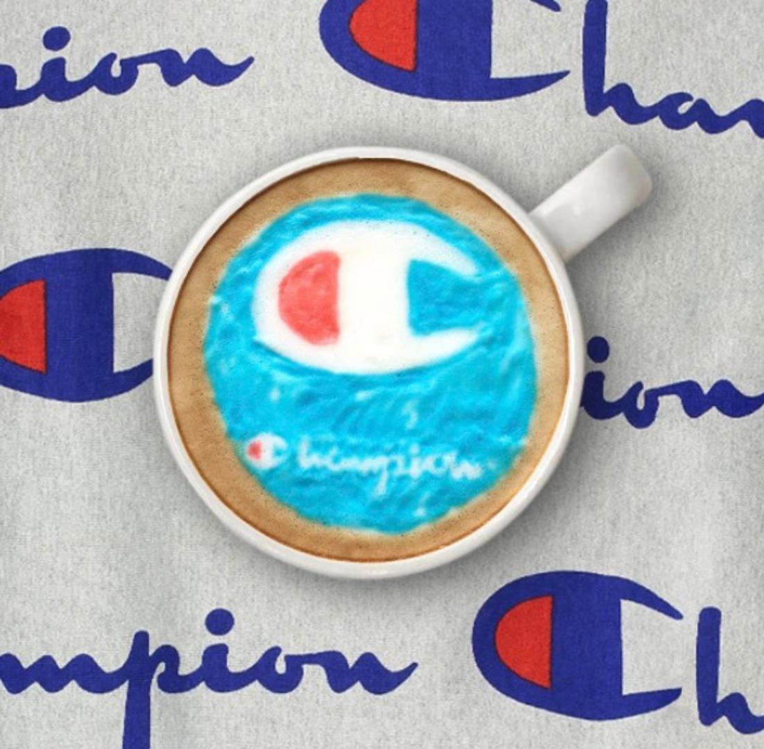 Gucci ili Chanel, Adidas ili Nike, Guess ili neki drugi brand ispisan na kavi donosi novu sferu uživanja u omiljenom piću, a na svom Instagram profiu servira nam ga Designer Lattes. 