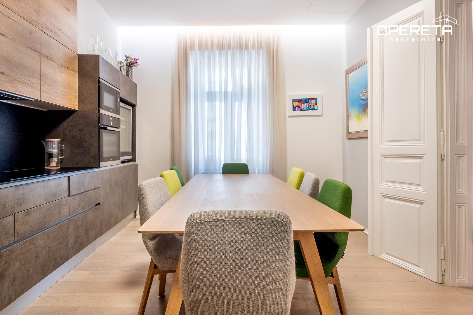 Stan se nalazi na visokom prizemlju zgrade koja ima ukupno tri kata, a izgrađena je 1887. godine. 