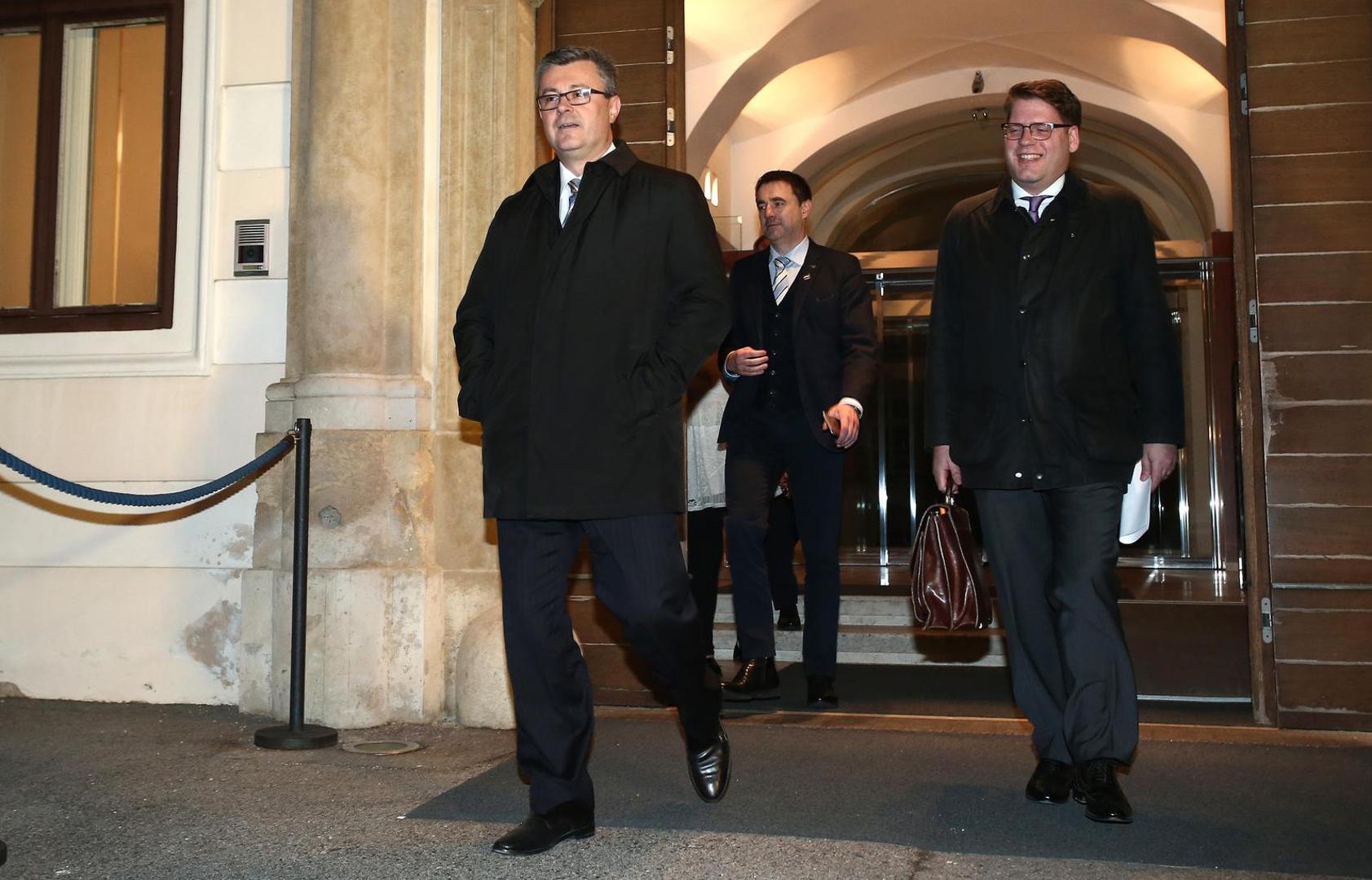 U kasnonoćnom obraćanju javnosti tadašnji premijer Tihomir Orešković i potpredsjednik Vlade Tomislav Karamarko poručili su da će ostavku prihvatiti “u skladu s demokratskim običajima i načelima pravne države”.