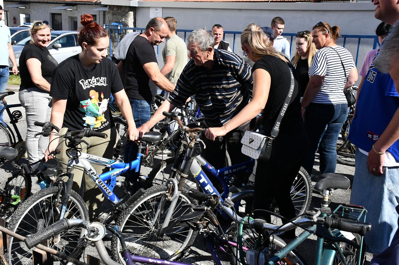 Slavonski Brod: Prodaja pronađenih i napuštenih bicikala u dvorištu Policijske uprave