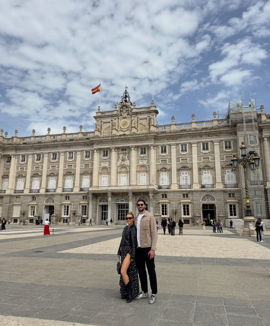 "Turisti", napisala je uz mnoštvo fotki na kojima je pozirala ispred veličanstvene Kraljevske palače u Madridu, službene rezidencije španjolske kraljevske obitelji. U lepršavoj haljini i s prepoznatljivom crnom Chanel torbicom u ruci, pjevačica je pokazala svoj besprijekoran stil dok je istraživala trg ispred palače i obližnju katedralu Almudena.